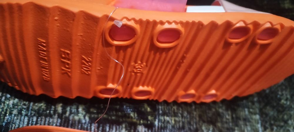 Резиновые шлепки.