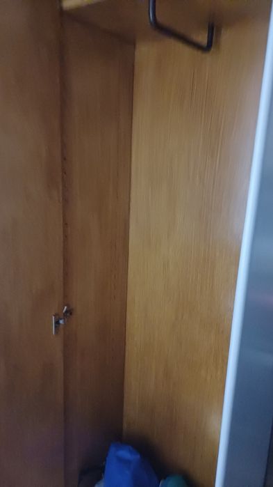 Mobilă, Cuier cu dulap și oglindă de vânzare.