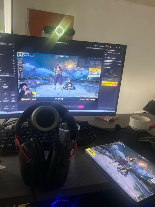 Компьтер стол кресло камера микрофон