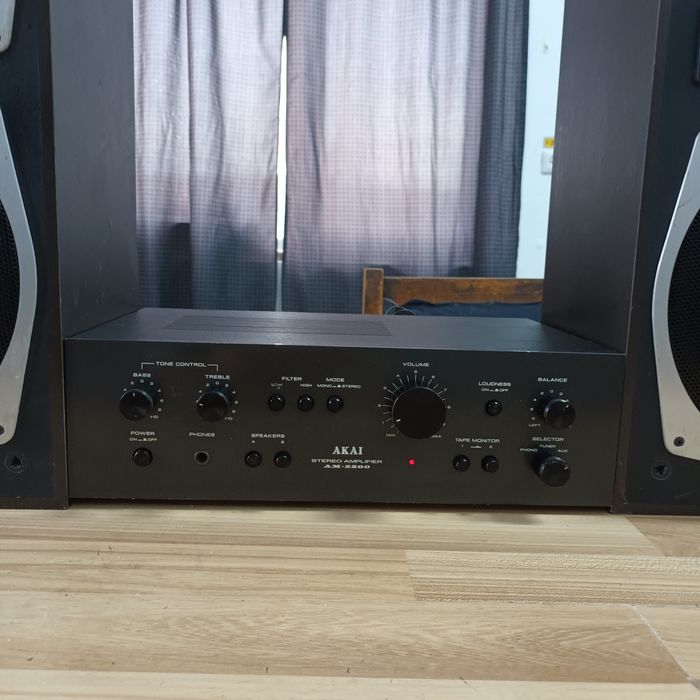 Boxe Universum LED 1500 și amplificator Akai AM 2200