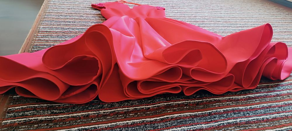 Qizil atlasviy matryaldan tiklgan. Hich kmda yoʻq bunaqa fason