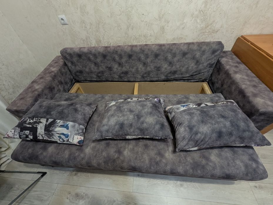 Раскладной диван с подушками