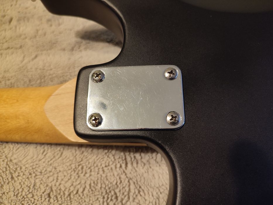 Електрическа китара Behringer Super Strat style в отлично състояние.