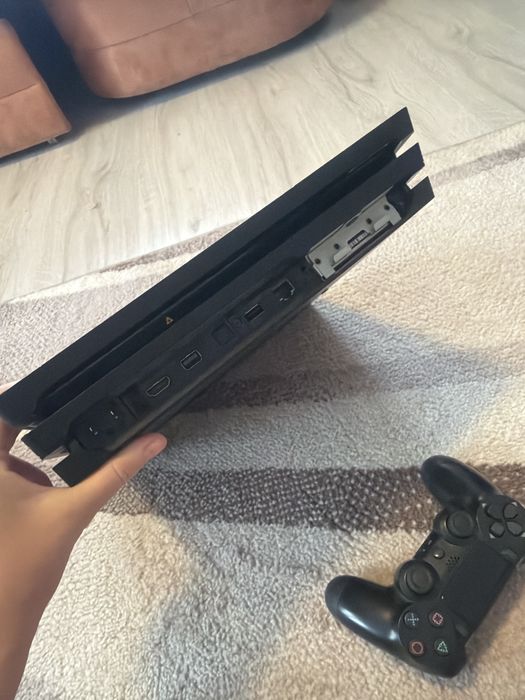 Play station 4 foarte putin folosit e de un Tera