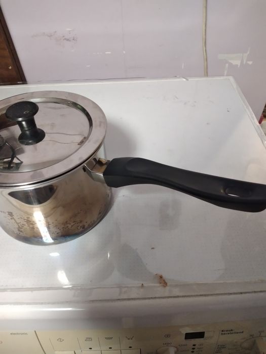 Млековарка.2 л.със капак и свирка