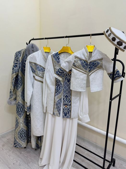 Киімдер сатылады