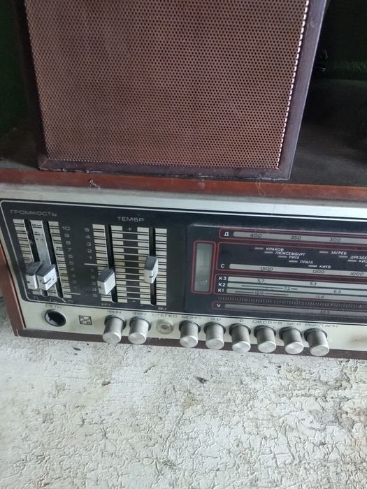 Проигрыватель пластинок с колонками