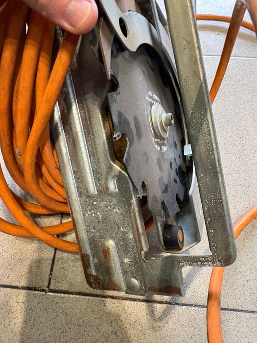 Ръчен циркуляр Black& Decker