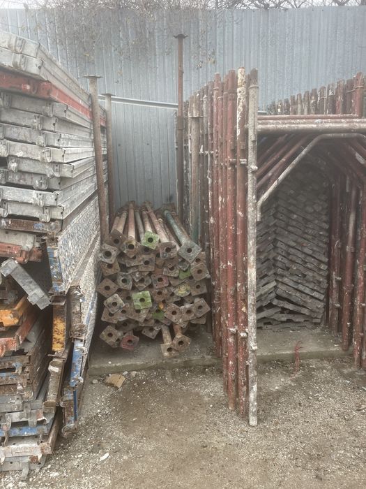 Închirez schela si popii metalici