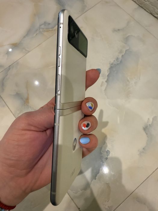 Продавям  Motorola Razr 40