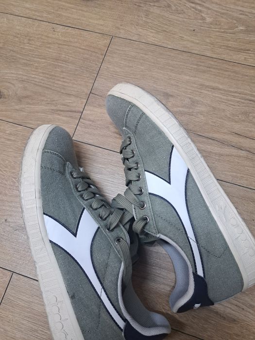 Vând adidași (teniși)Diadora