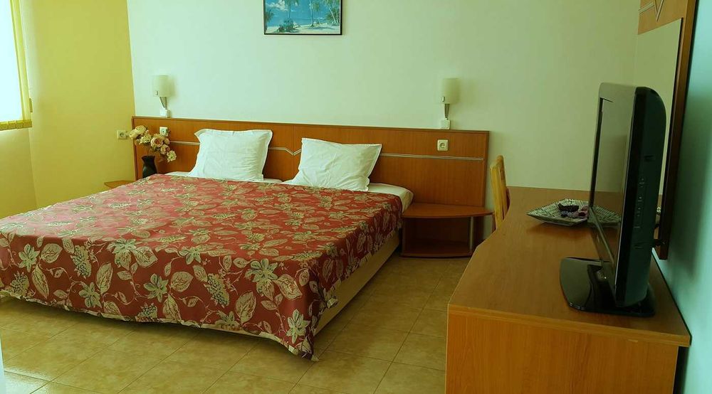 Дава се под наем Хотел в с. Равда, Област Бургас - 2155 кв.м за 55000 € - Снимка #1