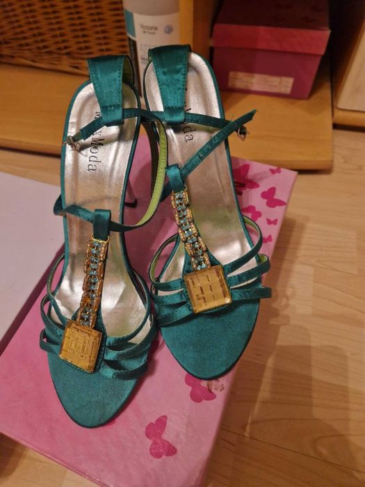 Обувки - Сандали