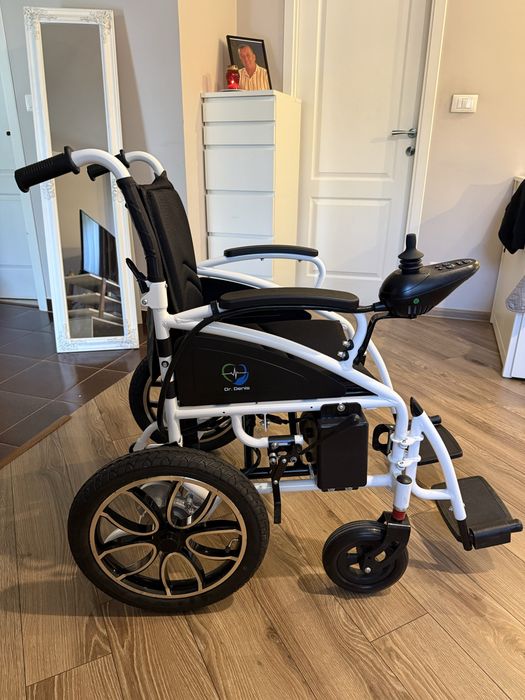 Scaun cu rotile electric, joystick, 2 motoare 250W, baterie 24V, autonomie 20-25km, pliabil