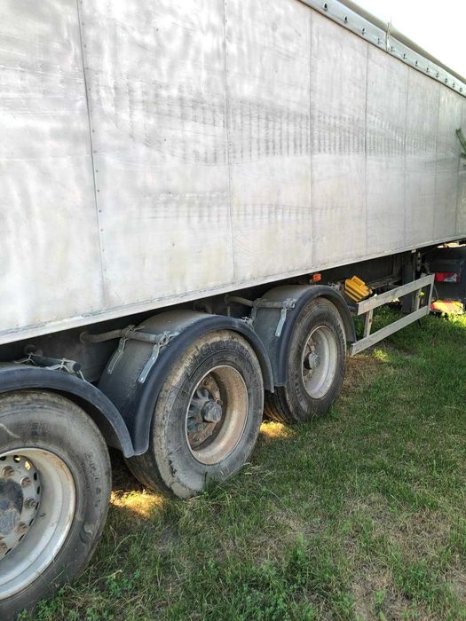 Camion cu remorca
