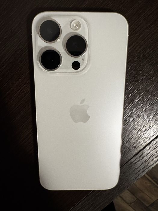 Iphone 15 Pro White - sticla ecran fisurata in colt