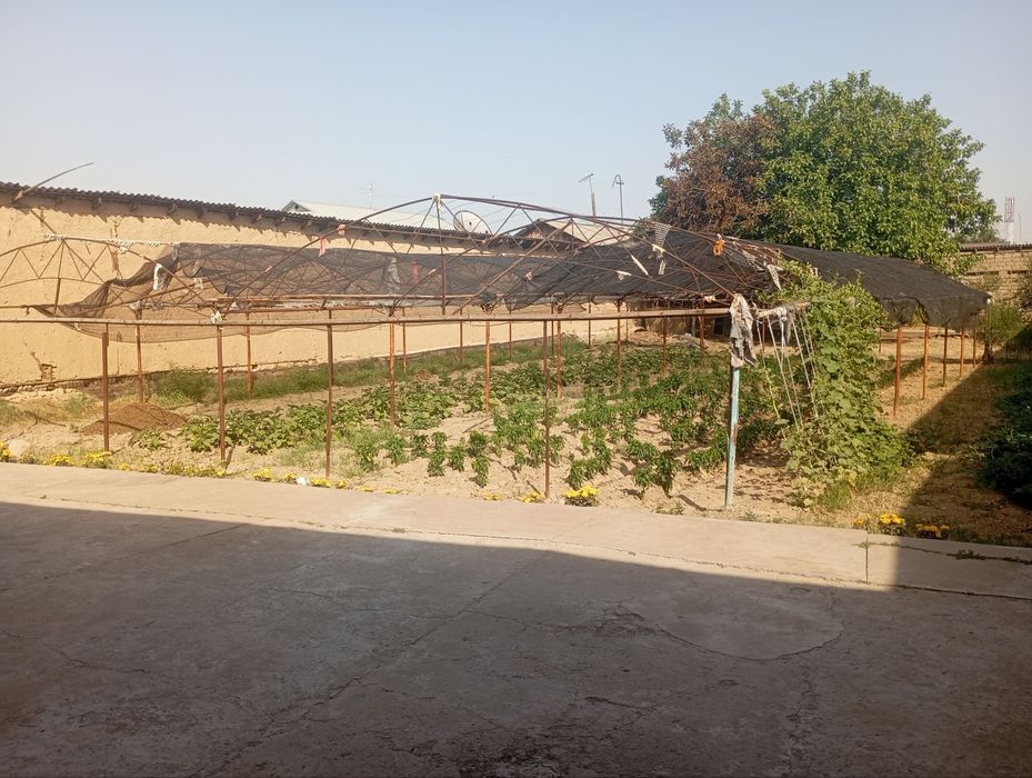 Uy sotiladi 9 xona 18-sotix