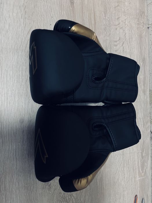 Перчатки venom oz 10 бинтом 5 метр