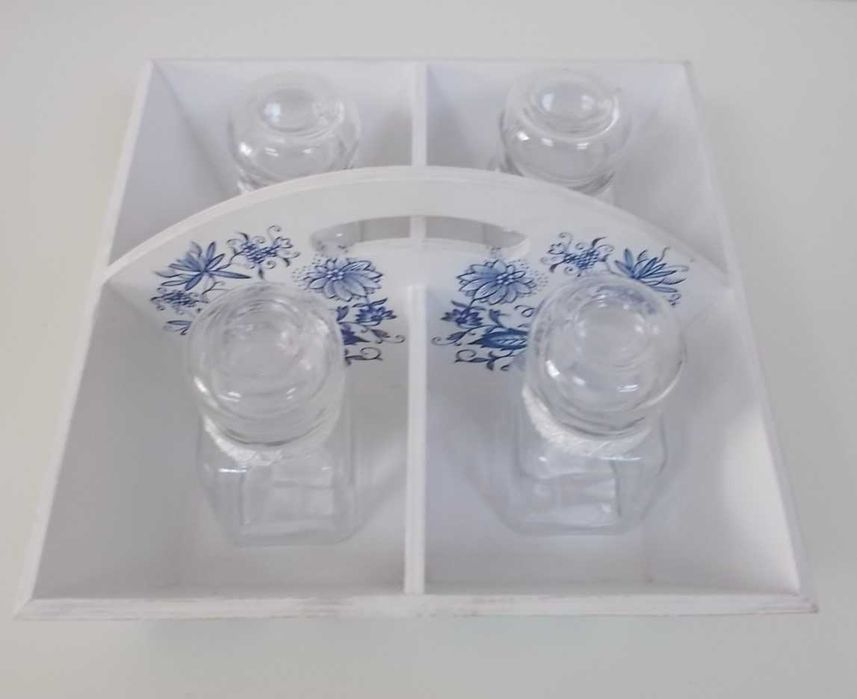 Tava decorativa cu recipiente pentru condimente