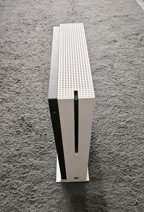 XBOX One S 1TB без джойстик