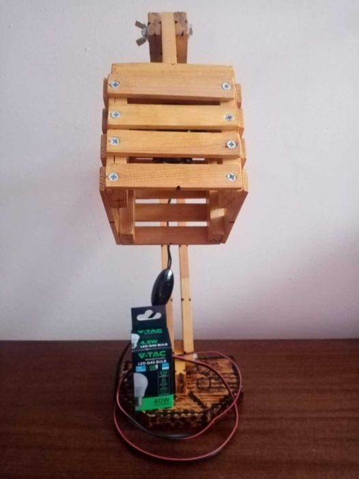 Настолна лампа от дърво