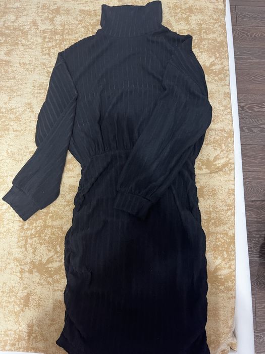 Черна рокля едиална за повод или ежедневие.