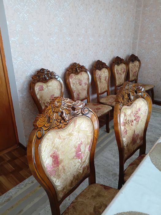 Стол,стулья для гостиной