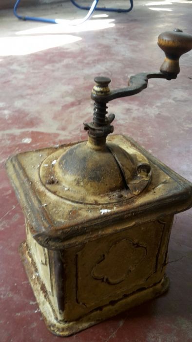 Vând râşniță de cafea veche
