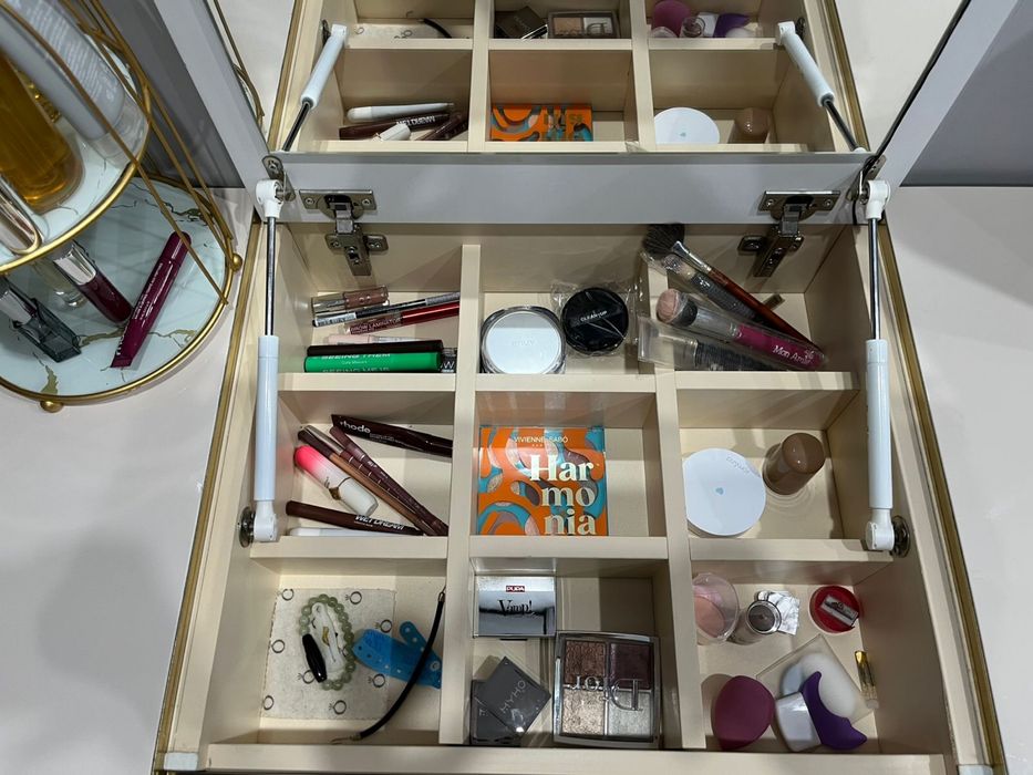 Туалетный столик с пуфиком