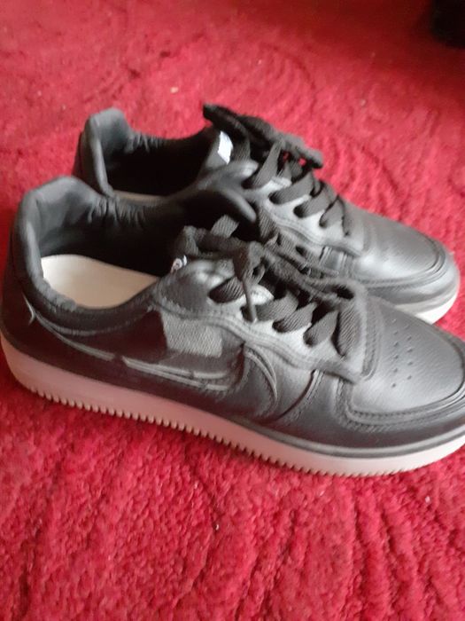 Продам кроссовки  женские