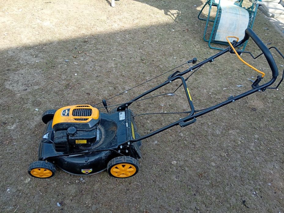 Vând mașină de tuns iarba benzină