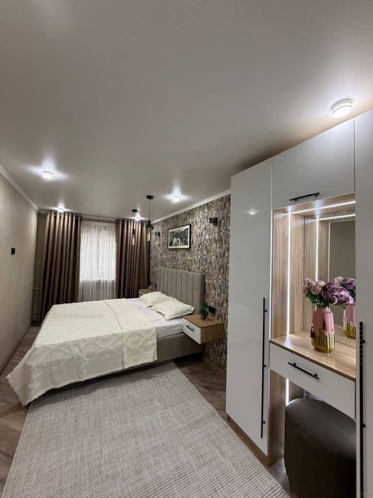 Срочно Чиланзар метро Новза продам 2/2/4 балкон 2/6 кирпич 50кв.м