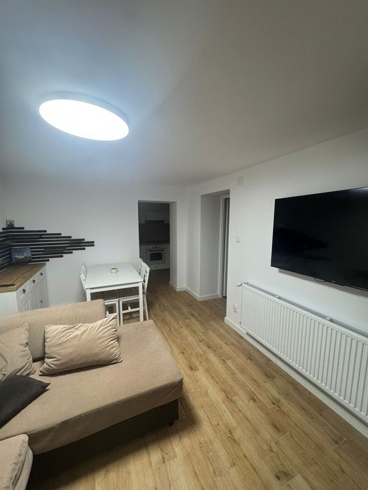 Inchiriez apartament la casa.