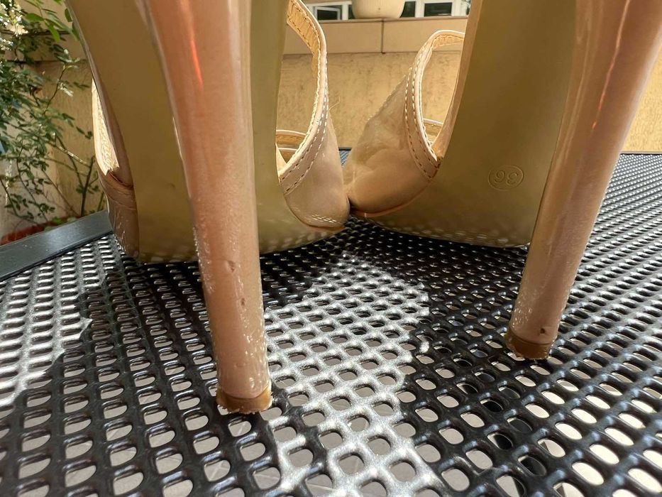 Дамски обувки на висок ток бежови лачени, номер 36