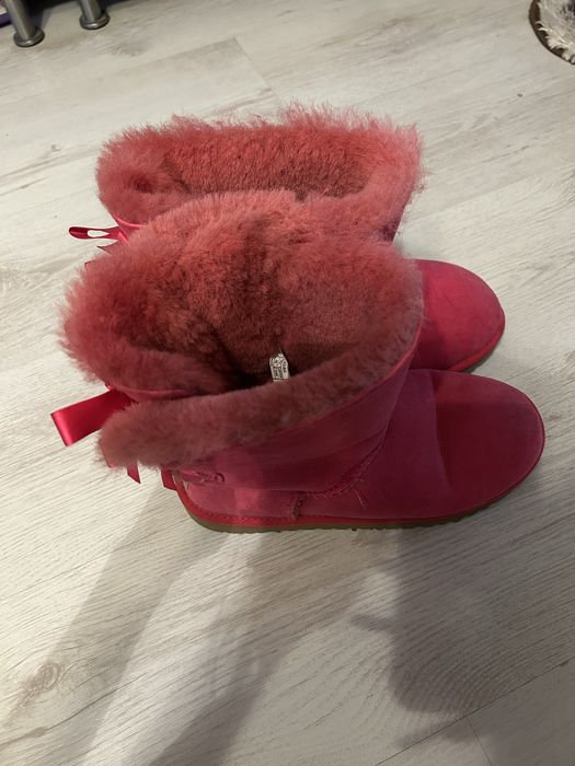 ugg roz cu fundite