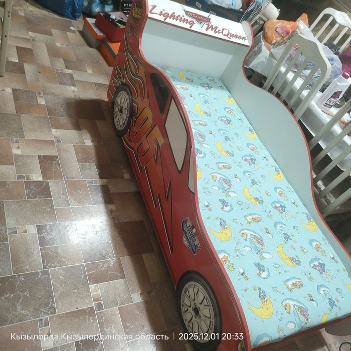 Детская кровать "спортивная машинка"