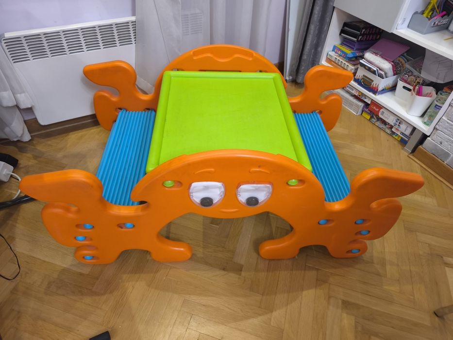 детска маса с четири места за сядане