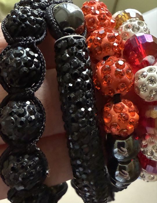 Vand 11 bratari cu pietricele