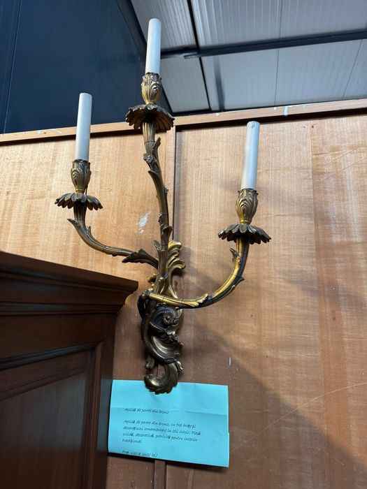 Aplică de perete din bronz Aplícă de perete din bronz, cu trei brațe șí decorațíuní ornamentale în stil