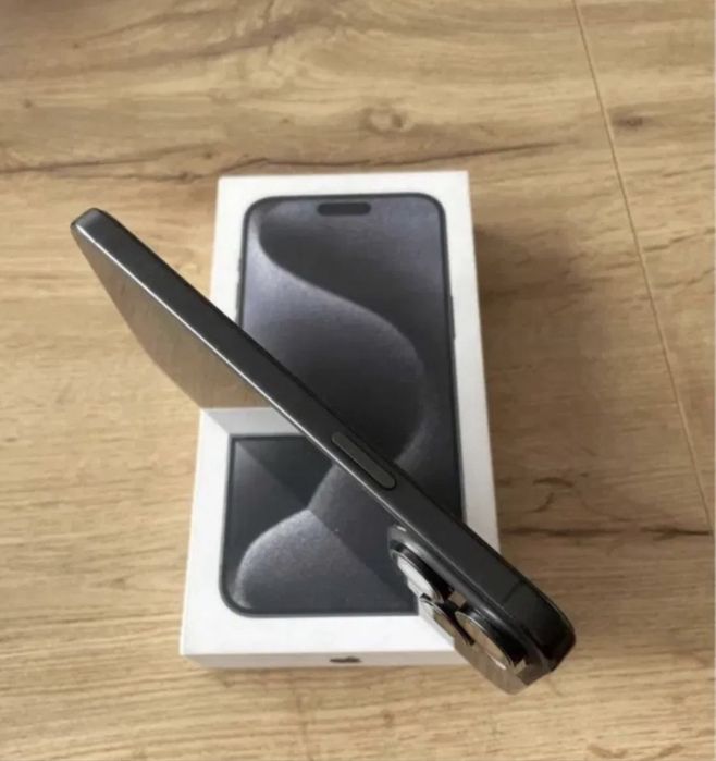 Продавам  Iphone15 Pro Max 256 gb Телефона е като нов без драскотина!