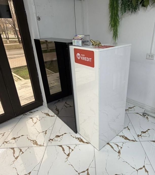 Ресепшн с маленким шкафчиком.