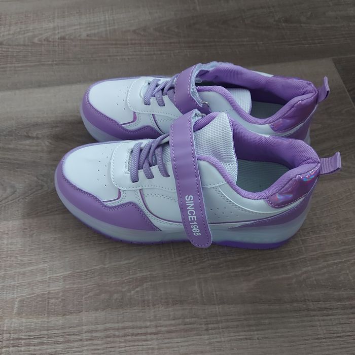 Vând adidași cu role și lumini marimea 37 dar merge la 36