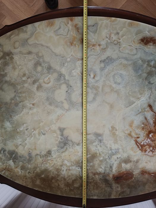 Vând masa antică, ovala, cu placa de marmura