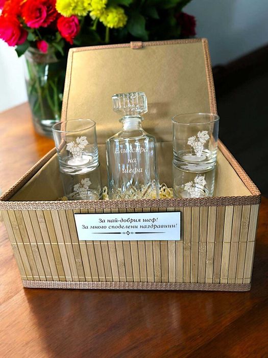 Гравиран сет от Гарафа,Четири чаши за уиски,Подаръчна бамбукова кутия
