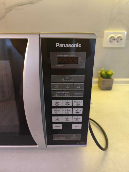 Продам микроволновую печь Panasonic NN-ST342M