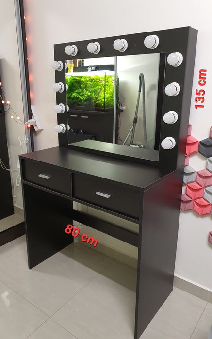 Vând masa de machiaj