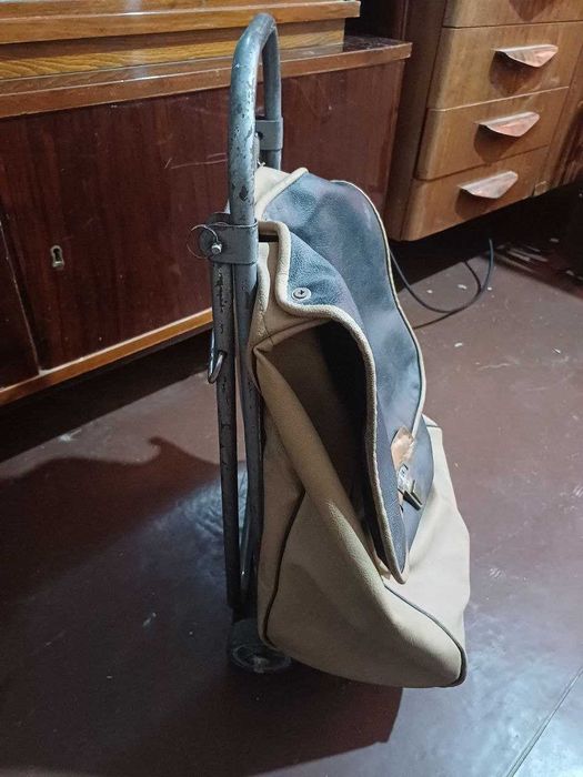 Продается  сумка на колесиках.Очень удобная и крепкая.