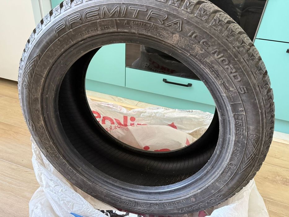 Продам зимние шины максис 2шт