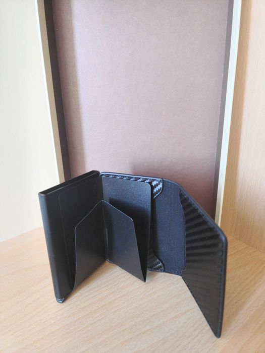 Mодерен мъжки портфейл с алуминиев или карбонов корпус