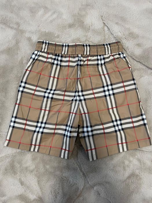 Pantaloni scurti burberry marimea M noi